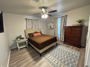 2 habitaciones, tabla de planchar con plancha, wifi y ropa de cama 