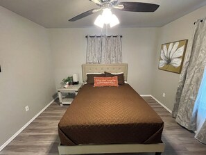 2 habitaciones, tabla de planchar con plancha, wifi y ropa de cama 
