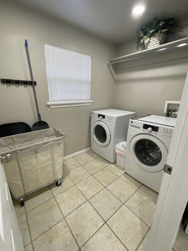 Dashing and Clean- 2 Bedroom Duplex