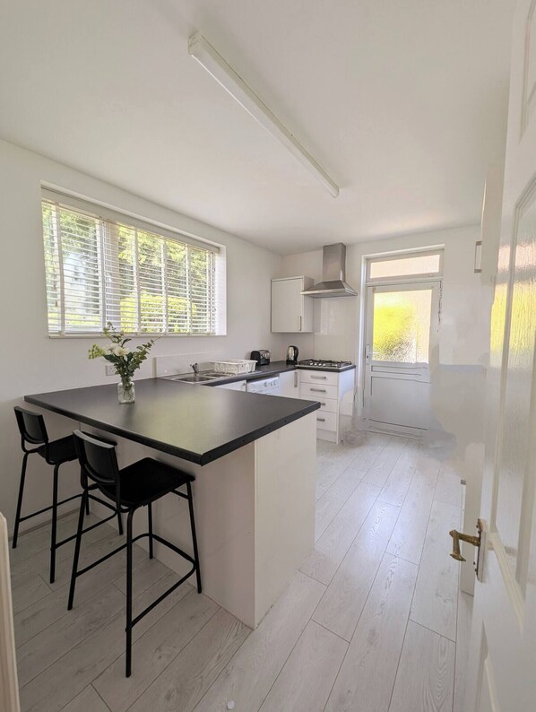 Microwave, oven - Calm & contemporary 2 bed house with park view (Sale)