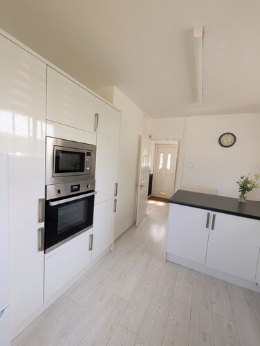 Calm & contemporary 2 bed house with park view