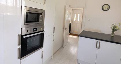 Calm & contemporary 2 bed house with park view