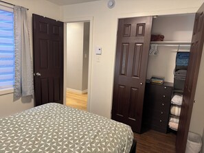 1 habitación, tabla de planchar con plancha, wifi gratis y ropa de cama