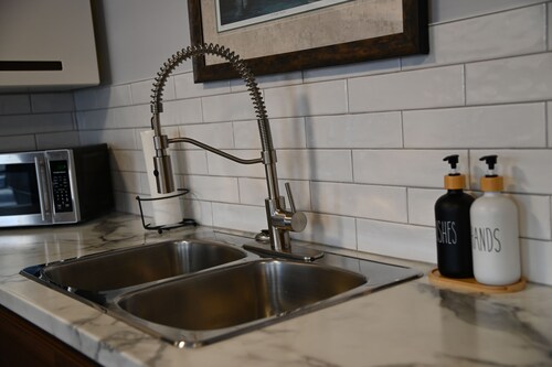 Downtown YYT 1 Bedroom Pet Friendly-mins to Night Life