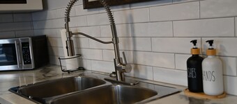 Downtown YYT 1 Bedroom Pet Friendly-mins to Night Life