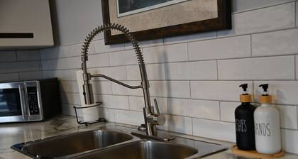 Downtown YYT 1 Bedroom Pet Friendly-mins to Night Life