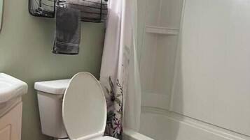 Sèche-cheveux, serviettes fournies, savon, shampoing