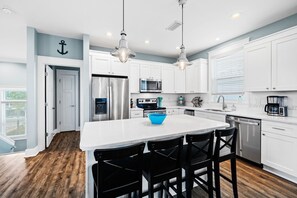 Mikrobølgeovn, ovn, kokeplater og oppvaskmaskin