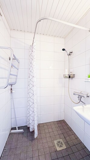 Secador de pelo, toallas, jabón, papel higiénico