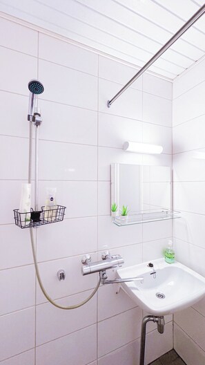 Haartrockner, Handtücher, Seife, Toilettenpapier