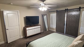 4 Schlafzimmer, Schreibtisch, Bügeleisen/Bügelbrett, Reisekinderbett