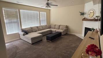 Smart-TV, Kamin, Videospiele, DVD-Player