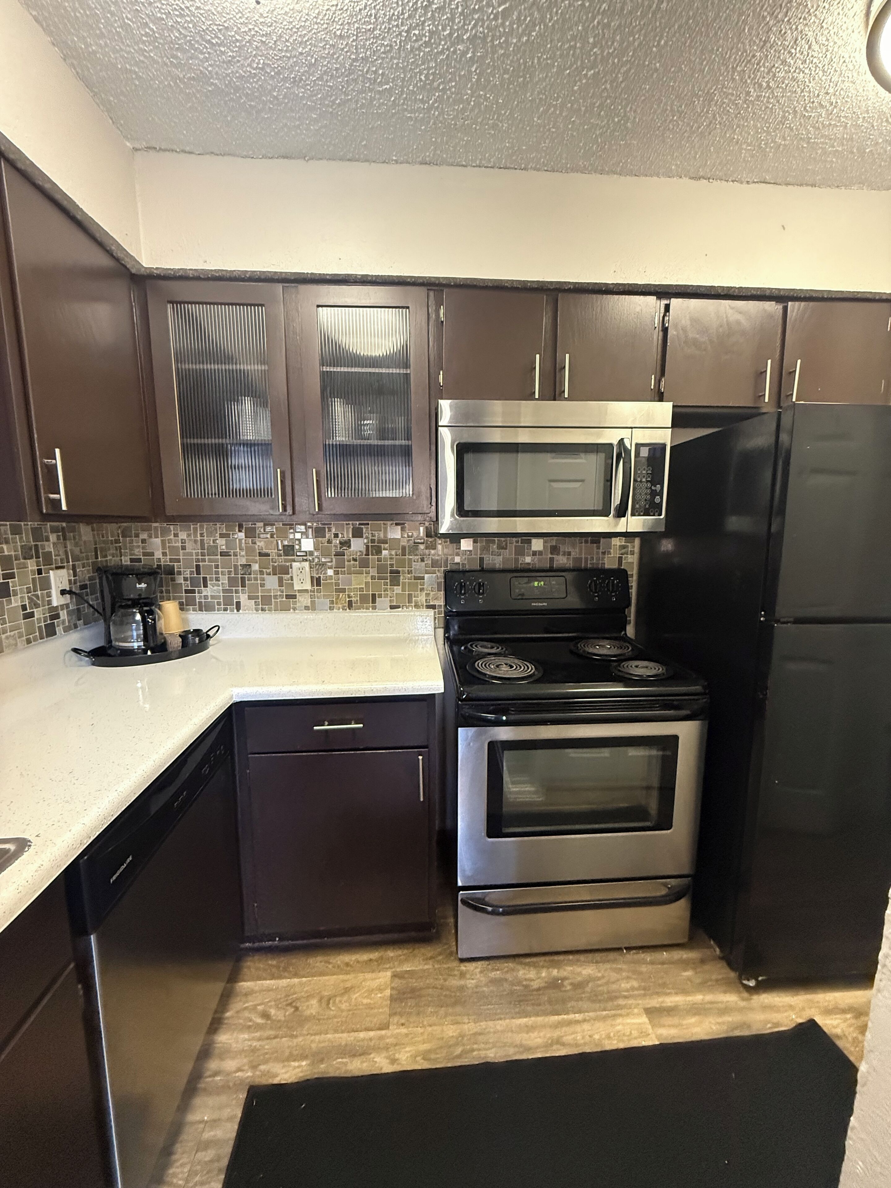 Microondas, horno, parrilla de estufa y lavavajillas 