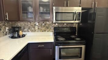 Microondas, horno, parrilla de estufa y lavavajillas