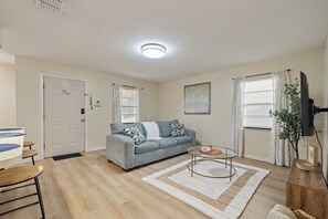 Smart TV - Relax in Style • Private 2BR/2BA Home Away from Home in Zephyrhills (Zephyrhills)