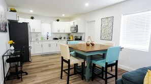 Dining - Cozy Tampa Getaway — 2 Bedrooms, Minutes from Downtown & Busch Gardens (Tampa)