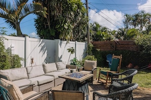 Terrace/patio - Spacious newly renovated 4BR Home w Private Yard (Palm Beach Gardens)