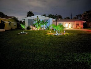 Property grounds - 4 Bedroom Home in relaxing Palm Beach Gardens with Private Yard (Palm Beach Gardens)