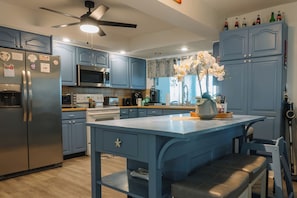 Private kitchen - Spacious newly renovated 4BR Home w Private Yard (Palm Beach Gardens)