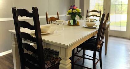 Cottage home near downtown Douglasville’s Greystone Amphitheater.