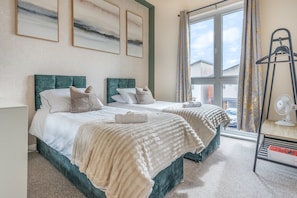 3 bedrooms, iron/ironing board, Internet, bed sheets - 3BR, Sleeps 6, Garden, Parking, Near Etihad & City (Manchester)