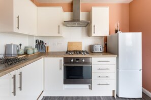 Réfrigérateur, micro-ondes, plaque de cuisson, lave-vaisselle