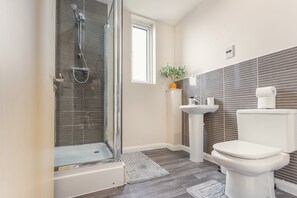 Hair dryer, towels - 3BR, Sleeps 6, Garden, Parking, Near Etihad & City (Manchester)