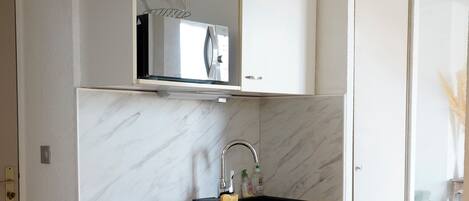 Réfrigérateur, micro-ondes, four, plaque de cuisson