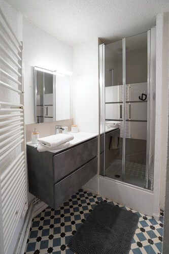 Renovated T2 apartment in the heart of Paray with view of the Basilica bell tower - Parking