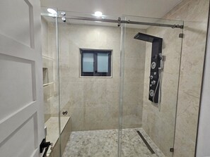 Een douche, een haardroger, handdoeken, zeep