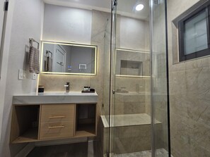 Dusche, Haartrockner, Handtücher, Seife