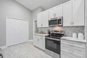 ميكروويف، فرن، موقد طهي مسطح، غسالة أطباق