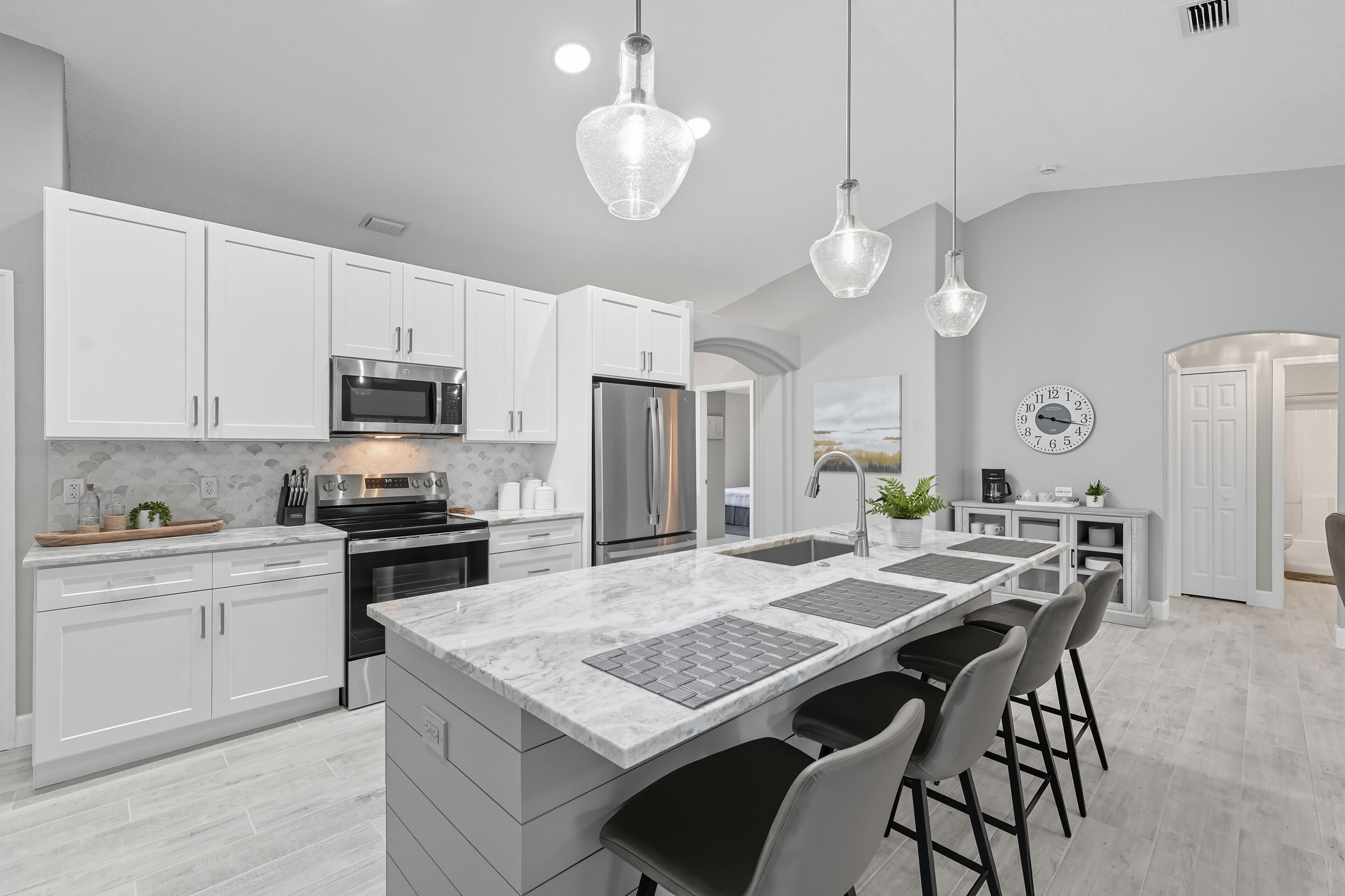 Mikrobølgeovn, ovn, kokeplater og oppvaskmaskin