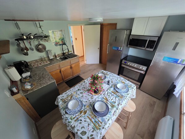 Private kitchen - Cozy Downtown
Campbellton - Walk to Cafés
& Shops (Campbellton)