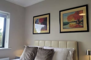 4 bedrooms, iron/ironing board, free WiFi, bed sheets - Spacious Celebration Stay in Westport Town Centre (Westport)