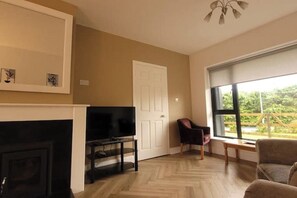 Smart TV - Spacious Celebration Stay in Westport Town Centre (Westport)