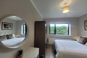 4 bedrooms, iron/ironing board, free WiFi, bed sheets - Spacious Celebration Stay in Westport Town Centre (Westport)