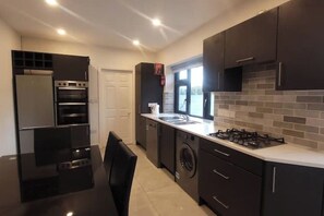 Fridge, microwave, oven, dishwasher - Spacious Celebration Stay in Westport Town Centre (Westport)