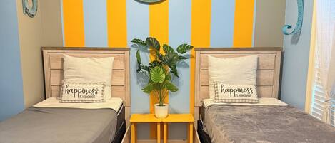 Tabla de planchar con plancha, wifi y ropa de cama