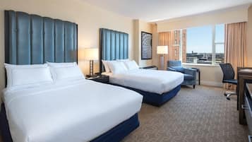 Cofres nos quartos, escrivaninha, espaço de trabalho para notebook