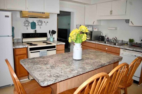 Cozy 2nd story Flat near downtown