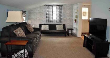 Cozy 2nd story Flat near downtown