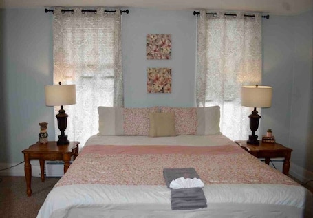2 bedrooms, iron/ironing board, WiFi, bed sheets. Cozy 2nd story Flat near downtown