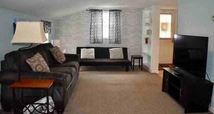 Cozy 2nd story Flat near downtown
