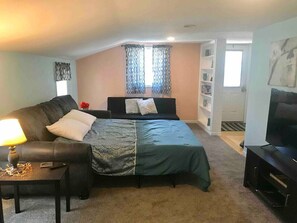 TV - Cozy 2nd story Flat near downtown (Adrian)