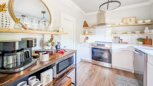 Charming Private 2nd Floor Suite Downtown