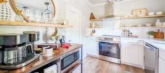 Charming Private 2nd Floor Suite Downtown