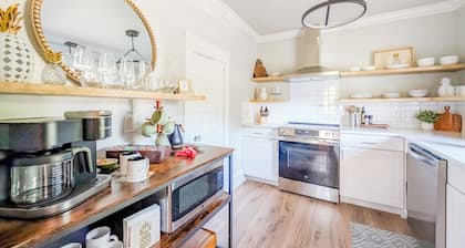 Charming Private 2nd Floor Suite Downtown