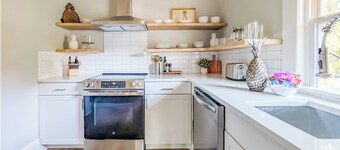 Charming Private 2nd Floor Suite Downtown