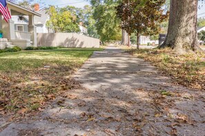 A residential street with a sidewalk, houses, and trees. - Boutique Private Apt Walk to Downtown Florence (Florence)